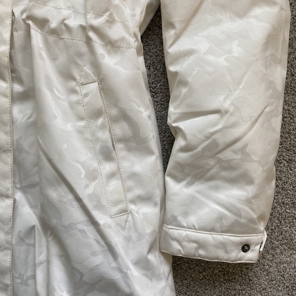 Snowboard or ski jacket - Picture 3 of 6